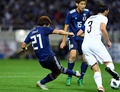 サッカー国際親善試合、日本対ウルグアイ。得点を決める日本の堂安律（左、2018年10月16日撮影）。(c)AFP PHOTO / TOSHIFUMI KITAMURA