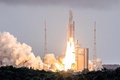 仏領ギアナの宇宙センターから打ち上げられるジェームズ・ウェッブ宇宙望遠鏡を載せたアリアン5ロケット（2021年12月25日撮影）。(c)jody amiet / AFP