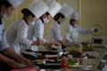 北朝鮮の首都平壌で開催された料理コンテストで腕を振るうシェフら（2019年2月13日撮影）。(c) Ed JONES / AFP