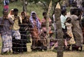 スリランカ北部ワウニア（Vavuniya）郊外にある避難民キャンプのマニク農場（Manik Farm）の避難民たち（2009年5月26日撮影）。(c)AFP/David Gray