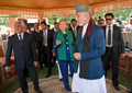 アフガニスタンの首都カブール（Kabul）で、ヒラリー・クリントン（Hillary Clinton）米国務長官（中央）に地元のバザールを案内するハミド・カルザイ（Hamid Karzai）大統領（右から2人目、2010年7月20日撮影）。(c)AFP/Paul J. RICHARDS