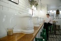 英ロンドン（London）で、古い公衆トイレのスペースをコーヒーショップに変えた「アテンダント（Attendant）」の内装（2014年10月3日撮影）。(c)AFP/LEON NEAL