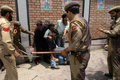 インド北部ジャム・カシミール（Jammu and Kashm）州スリナガル（Srinagar）での州政府職員によるデモで、警棒を使用する警官隊（2008年6月10日撮影）。(c)AFP/Tauseef MUSTAFA