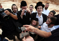 2007年9月23日、エルサレム（Jerusalem）北部で見つかった採石場で古代の道具を眺めるユダヤ教超正統派の子どもたち(c)AFP/MENAHEM KAHANA