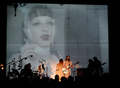 米・カリフォルニア（California）州のハリウッド・フォーエバー墓地（Hollywood Forever Cemetery）で歌手クリスタ・ベル（Chrysta Bell）がパフォーマンスを披露した（2013年5月12日撮影）。(c)AFP/Getty Images/Kevin Winter