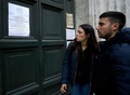 イタリア・ローマで、閉鎖されたサン・ルイジ・デイ・フランチェージ教会の扉に張られた掲示を読む人々（2020年3月1日撮影）。(c)Filippo MONTEFORTE / AFP