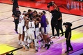 19-20NBAファイナル（7回戦制）第6戦、マイアミ・ヒート対ロサンゼルス・レイカーズ。優勝を喜ぶロサンゼルス・レイカーズの選手（2020年10月11日撮影）。(c)Mike Ehrmann/Getty Images/AFP