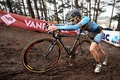 UCIシクロクロス世界選手権、U-23女子のレースに臨むベルギーのフェムケ・ファン・デン・ドリエッシュ（2016年1月30日撮影）。(c)AFP/Belga
