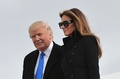 米メリーランド州のアンドリューズ空軍基地に到着したドナルド・トランプ次期大統領とメラニア夫人（2017年1月19日撮影）。(c)AFP/MANDEL NGAN
