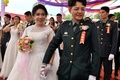 台湾・桃園市の陸軍基地で、合同結婚式に参加する台湾軍兵士（右）とその同性パートナー（2020年10月30日撮影）。(c)Sam Yeh / AFP