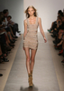 米・ニューヨーク市内で発表されたエルベ・レジェ バイ マックスアズリア（Herve Leger By Max Azria）の10年春夏コレクション（2009年9月13日撮影）。(c)AFP/Getty Images/Kristian Dowling