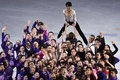 平昌冬季五輪、フィギュアスケートのエキシビションで記念撮影する羽生結弦ら参加選手（2018年2月25日撮影）。(c)AFP/Mladen ANTONOV