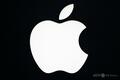 米アップルのロゴ（2024年3月18日撮影）。（c）Julie SEBADELHA/AFP