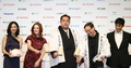 東京・六本木ヒルズで開催された映画『ブラインドネス （Blindness）』記者会見に出席した（左から）出演者の木村佳乃（Kimura Yoshino）とジュリアン・ムーア（Julianne Moore）、ゲストの芝田山親方、フェルナンド・メイレレス（Fernando Meirelles）監督、伊勢谷友介（Yusuke Iseya）（2008年10月20日撮影）。(c)MODE PRESS
