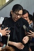 韓国ソウルの高等法院（高裁）を退廷し記者団に囲まれる大韓航空の趙顕娥前副社長（2015年5月22日撮影）。(c)AFP/JUNG YEON-JE