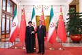 中国・北京で握手を交わす習近平国家主席（右）とイランのイブラヒム・ライシ大統領。イラン大統領府提供（2023年2月14日撮影）。(c)AFP PHOTO / HO / IRANIAN PRESIDENCY