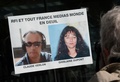 フランス・パリ（Paris）のラジオ局RFIの前に掲示された、アフリカ北東部で殺害された同局所属の記者ギスレーヌ・デュポン（Ghislaine Dupont）さん（左）とクロード・ベルロン（Claude Verlon）さん（右）の写真。「RFIとフランスの全メディア関係者が悲しんでいる」と書かれている（2013年11月3日撮影）。(c)AFP/PIERRE ANDRIEU