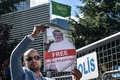 トルコ・イスタンブールのサウジアラビア領事館前で、行方不明となっているサウジ人記者ジャマル・カショギ氏の写真を掲げて抗議する人（2018年10月5日撮影）。(c)OZAN KOSE / AFP