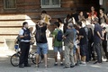スペイン・カタルーニャ自治州バルセロナの学校で、独立の是非を問う住民投票を支持する人たちと話をする同州の警察官（2017年9月29日撮影）。(c)AFP/PAU BARRENA