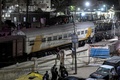エジプト首都カイロ北方カルユーブで起きた列車脱線事故の現場（2023年3月7日撮影）。(c)Khaled DESOUKI / AFP