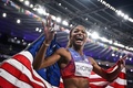 パリ五輪、陸上女子200メートル決勝。優勝を喜ぶ米国のガブリエル・トーマス（2024年8月6日撮影）。(c)Kirill KUDRYAVTSEV/ AFP