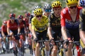 自転車ロードレース、ツール・ド・フランス、第17ステージ（サンジェルベモンブラン～クーシュベル、165.7キロ）に臨むチーム・ユンボ・ビスマのヨナス・ヴィンゲゴー（中央）ら（2023年7月19日撮影）。(c)Thomas SAMSON / AFP