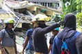 地震に見舞われたハイチ南西部レカイで、生存者を捜索する人々（2021年8月15日撮影）。(c)Stanley LOUIS / AFP