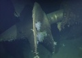 フィリピン沖のシブヤン海の海底に沈む、第2次世界大戦中に撃沈された旧日本海軍の戦艦「武蔵」とみられる船体の一部（動画より抜粋、2015年3月13日提供）。(c)AFP/Paul G. Allen