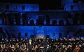 イタリア・ローマ（Rome）の古代遺跡コロッセオ（Colosseum）で25日、オペラ歌手アンドレア・ボチェッリ（Andrea Bocelli）が同国アブルツォ（Abruzzo）州の交響楽団とともに、チャリティーコンサートを開催した。このコンサートは、4月のイタリア中部地震で被害を受けた音楽学校の再建を目的に行われた。会場に入ることのできた観客は、わずか380人だった。（2009年5月25日撮影）(c)AFP/TIZIANA FABI