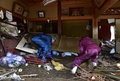 台風19号（アジア名：ハギビス）の影響を受けた長野県で、洪水の被害に見舞われた家の中を片付ける住民（2019年10月15日撮影）。(c)Kazuhiro NOGI / AFP