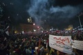 ムハンマド・モルシ（Mohamed Morsi）大統領の排除を宣言したエジプト軍のテレビ声明の後、首都カイロ（Cairo）のタハリール広場（Tahrir Square）で祝う人々（2013年7月3日撮影）。(c)AFP/KHALED DESOUKI
