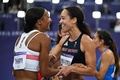パリ五輪、陸上女子七種競技。最終種目の800メートルを終え、言葉を交わす英国のカタリーナ・ジョンソン・トンプソン（右）とベルギーのナフィサトウ・ティアム（2024年8月9日撮影）。(c)Ben STANSALL / AFP