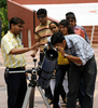 インド・アーメダバード（Ahmedabad）郊外で、天体望遠鏡をのぞく人たち（2009年7月20日撮影）。(c)AFP/Sam PANTHAKY