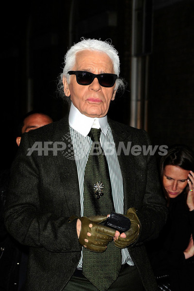 カール・ラガーフェルド、「シャネル」就任時について語る 写真1枚