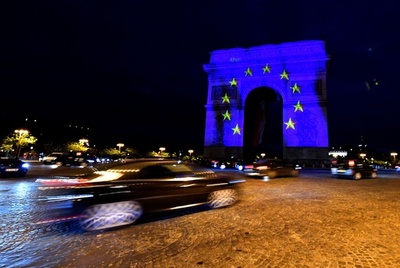 仏パリの凱旋門がEU旗に、戦勝記念日に合わせて
