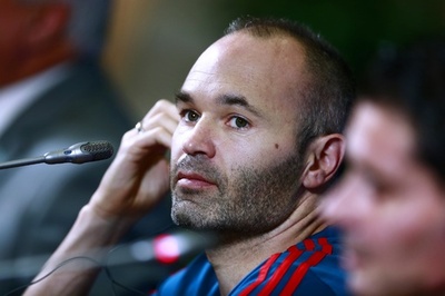 イニエスタがSNSの投稿を謝罪、黒塗りの2人と記念撮影