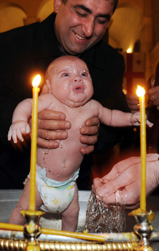 洗礼にびっくり？グルジアの赤ちゃん