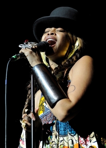 JFK暗殺現場で全裸になったE・バドゥに罰金と保護観察処分