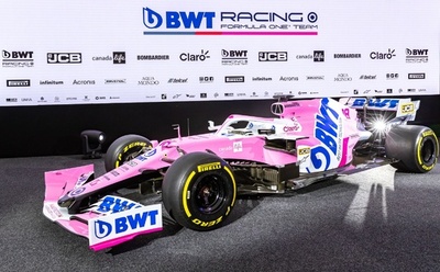 レーシングポイントが新車発表、スキージャンプの小林兄弟も登場