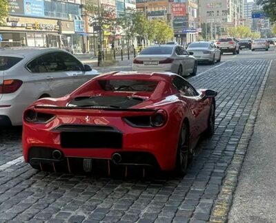 「高級車買う金はあるのに駐車代はないのか」…韓国・混雑する百貨店前で1車線塞いだフェラーリ、Uターン妨害で炎上