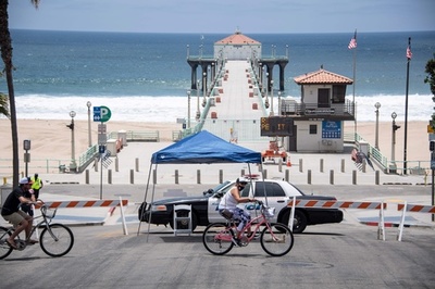 味気ない独立記念日、感染者急増でビーチやバー閉鎖 米