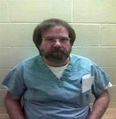 女児86人に性的暴行の小児科医、法廷に怒り渦巻く