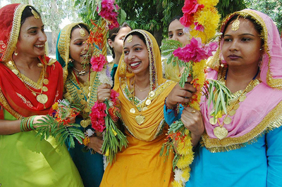 女性が伝統的な衣装に身を包むインドの雨期の祭り