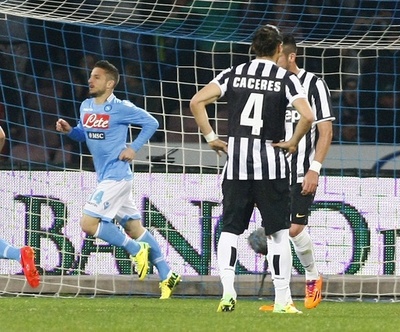 ナポリが首位ユベントスに勝利
