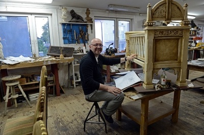 英王子夫妻に豪華なベビーベッドのプレゼント、ポーランドの家具職人