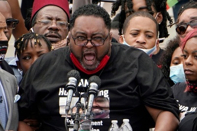 警官に銃撃され半身まひの黒人男性、病院ベッドに拘束 父親明かす