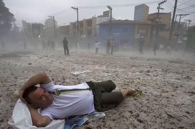 ブラジル・サンパウロにあられ伴う嵐