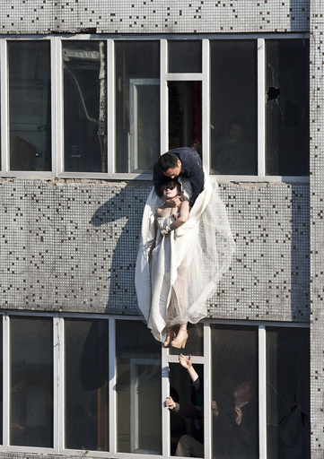 ウエディングドレス姿で飛び降り自殺未遂、中国