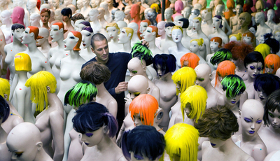 裸じゃないのは僕だけ？オランダのマネキン倉庫