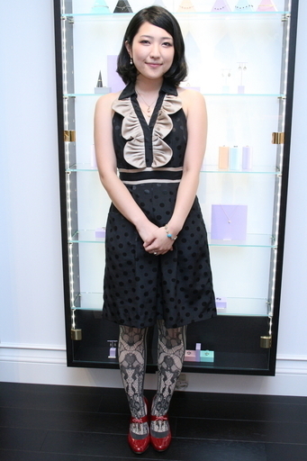 ＜ファッション業界の人々＞色鮮やかな「カレ ジュエリー」のブレスレットが主役